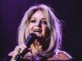 Povestea lui Bonnie Tyler, artista care și-a găsit vocea după ce aproape a pierdut-o